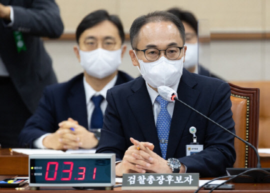 이원석 검찰총장 후보자가 5일 서울 여의도 국회 법제사법위원회에서 열린 인사청문회에서 의원들의 질의에 답변하고 있다. <국회사진공동취재단>